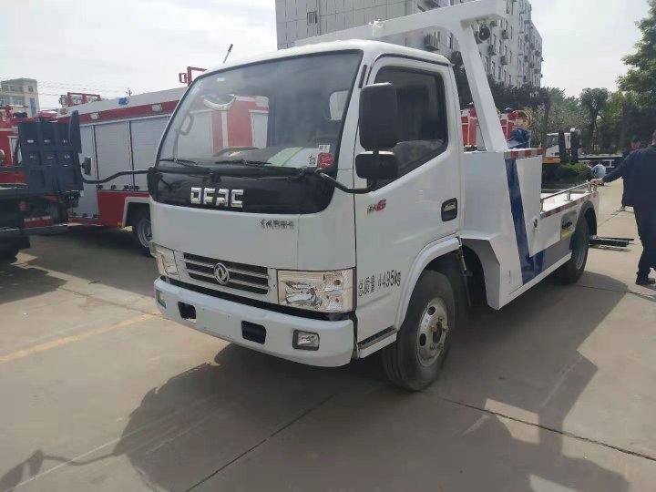 藍(lán)牌東風(fēng)一拖一清障車